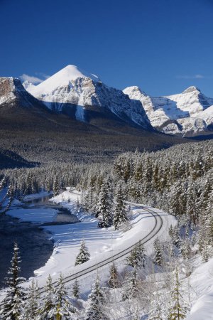 Foto de Montañas nevadas picos en invierno, Canadá. - Imagen libre de derechos