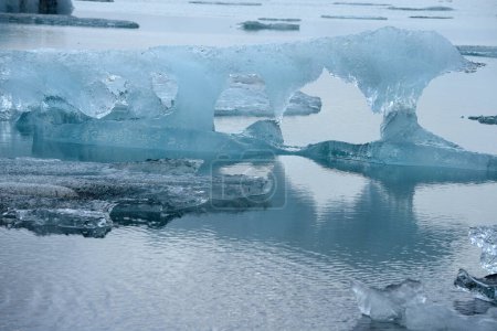 Téléchargez les photos : Iceberg flottant dans un lac - en image libre de droit