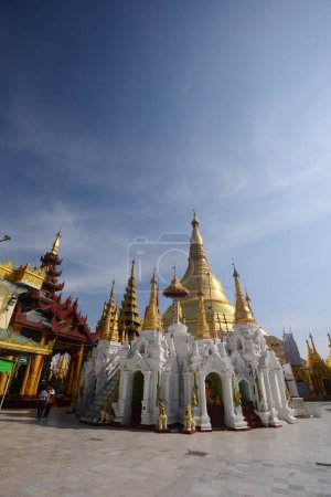 Foto de Shwedagon golden pagoda at twilight, Rangún, Myanmar - Imagen libre de derechos