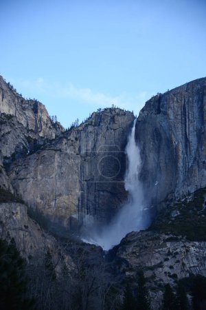 Foto de Waterfall in Yosemite National Park, California, United States - Imagen libre de derechos