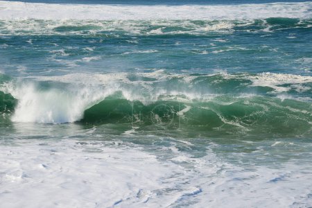 Téléchargez les photos : Vagues fortes, côté mer - en image libre de droit