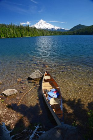 Téléchargez les photos : Lac dans les montagnes - en image libre de droit