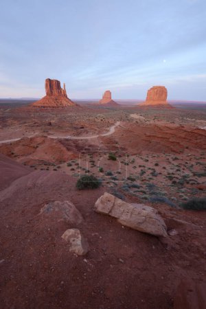 Téléchargez les photos : Monument Valley au coucher du soleil - en image libre de droit