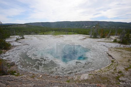 Téléchargez les photos : Yellowstone Hot Springs paysage - en image libre de droit