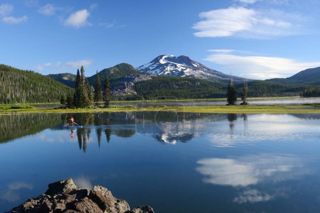 Foto de Oregon Montaña con bosque de coníferas y lago tranquilo con reflejo - Imagen libre de derechos