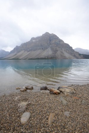 Téléchargez les photos : Lac Bow et montagnes - en image libre de droit
