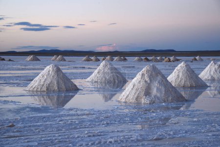 Téléchargez les photos : Piles de sel bolivia vue panoramique sur la nature - en image libre de droit