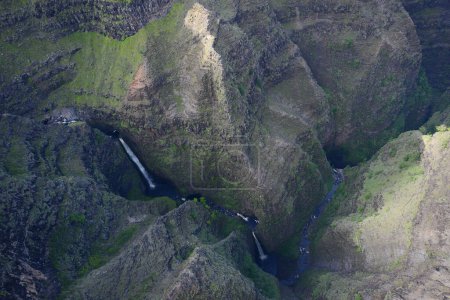 Téléchargez les photos : Jurassic park waterfall, magnificent nature scene - en image libre de droit