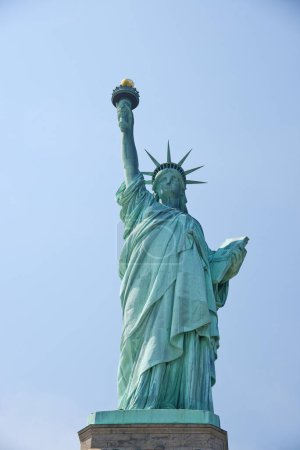 Foto de Vista inferior de la famosa Estatua de la Libertad, EE.UU. - Imagen libre de derechos