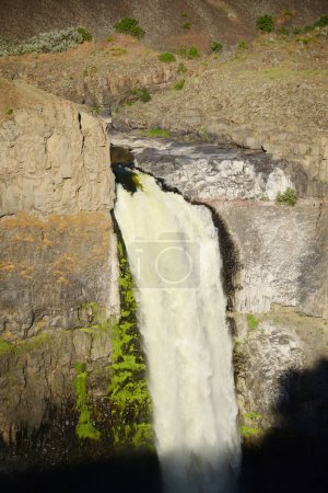 Foto de Increíble vista de la cascada en la naturaleza - Imagen libre de derechos