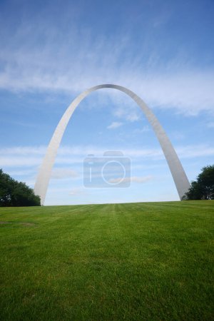 Téléchargez les photos : Plan panoramique de la belle arche de la porte d'entrée, St. Louis, Missouri, États-Unis - en image libre de droit