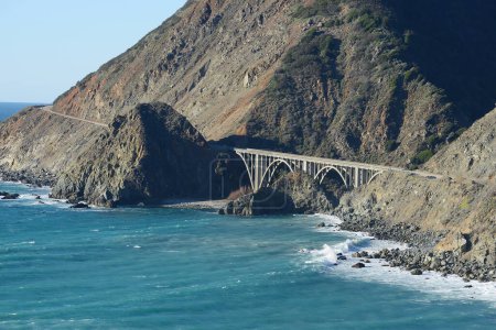 Téléchargez les photos : "un pont sur la côte californienne
" - en image libre de droit