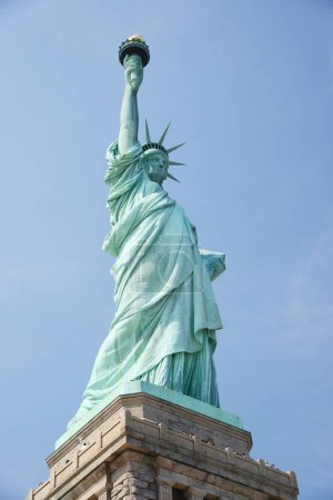 Téléchargez les photos : Vue du bas de la célèbre statue de la Liberté, États-Unis - en image libre de droit