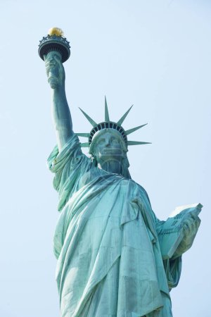 Téléchargez les photos : Vue du bas de la célèbre statue de la Liberté, États-Unis - en image libre de droit