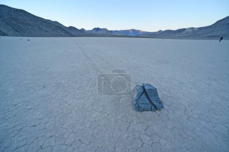 Téléchargez les photos : Déplacer la roche dans le désert sec - en image libre de droit