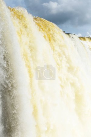Téléchargez les photos : Vue rapprochée du débit d'eau d'Iguazu - en image libre de droit