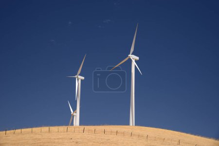 Foto de Turbina eólica en una colina - Imagen libre de derechos