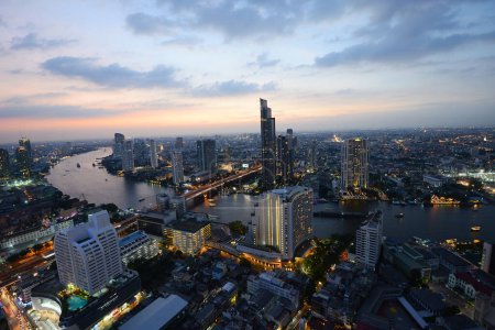 Foto de Vista al río Bangkok, lugar de viaje en el fondo - Imagen libre de derechos