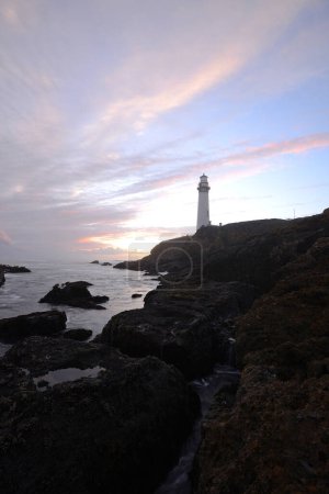 Foto de Faro de Pigeon Point al atardecer, California, EE.UU.. - Imagen libre de derechos