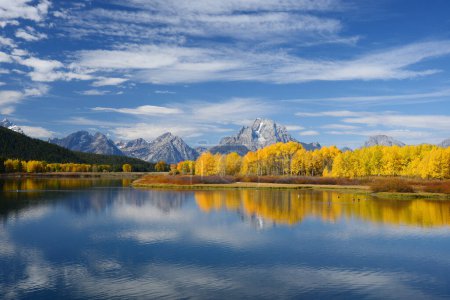 Téléchargez les photos : L'eau bleue du lac en montagne. flore d'automne et ciel bleu avec nuages - en image libre de droit