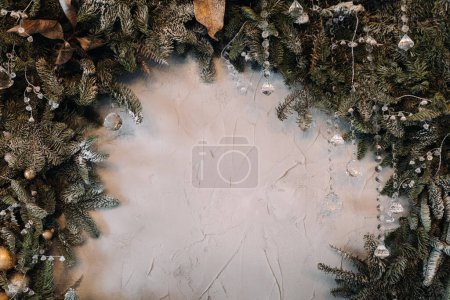 Foto de Fondo de Navidad con árbol de Navidad y decoración sobre fondo claro - Imagen libre de derechos