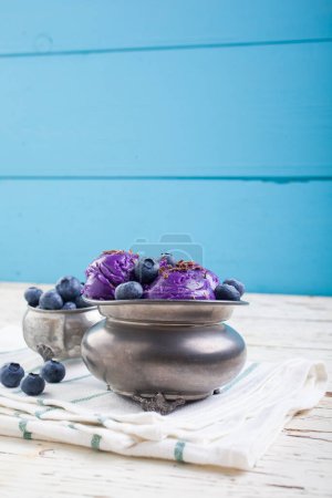 Foto de Blueberry ice cream on pewter cup - Imagen libre de derechos