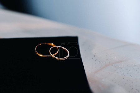 Téléchargez les photos : Gros plan de deux alliances en or pour un mariage - en image libre de droit