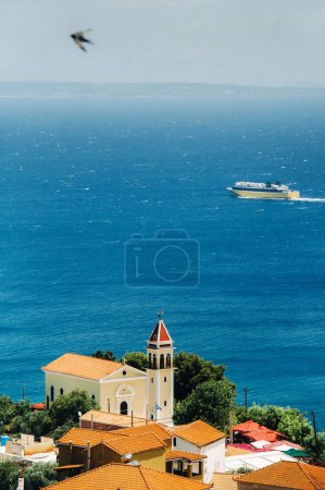 Téléchargez les photos : Vue de la hauteur de l'église de l'île de Zante. Au loin, un ferry traverse la mer Ionienne. l'île de Zante, Grèce - en image libre de droit