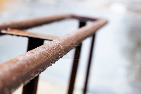 Foto de Barandilla metálica con gotas de agua bajo la lluvia - Imagen libre de derechos