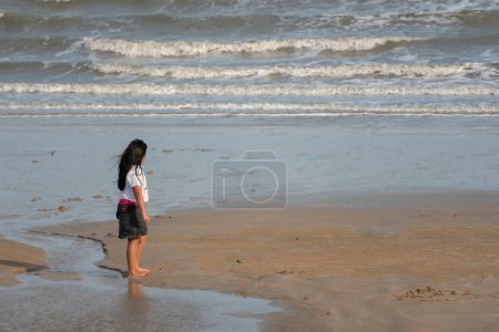 Téléchargez les photos : Une fille debout à la mer sur la plage de Chao Samran, Phetchaburi, Thaïlande - en image libre de droit