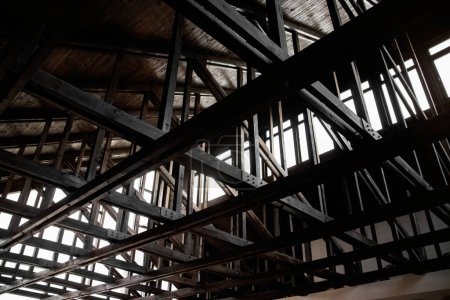 Foto de "Estilo retro vigas de madera techo y ventanas" - Imagen libre de derechos