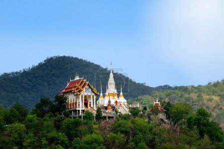 Foto de Imagen del templo tailandés situado en una alta montaña en la provincia de Tak distrito ban tak, Tailandia. - Imagen libre de derechos