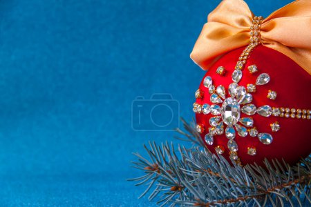 Foto de "Bola roja en diamantes de imitación para la decoración del árbol de Navidad." - Imagen libre de derechos