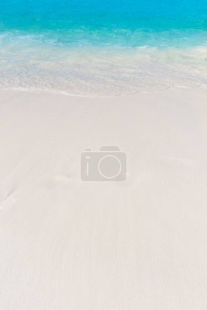 Téléchargez les photos : Vague de la mer sur la plage de sable des îles Similan, Thaïlande. - en image libre de droit