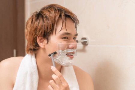 Téléchargez les photos : Homme rasage dans la salle de bain. - en image libre de droit