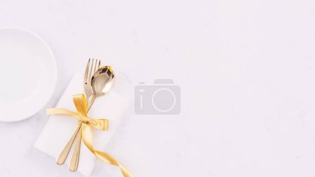 Téléchargez les photos : Saint Valentin, Fête des Mères, vacances sortir ensemble repas, concept de conception de banquet plaque blanche et ruban doré sur fond de marbre, vue sur le dessus, plat laïc. - en image libre de droit