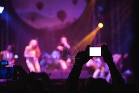Téléchargez les photos : Personnes qui tournent des vidéos ou des photos au concert - en image libre de droit