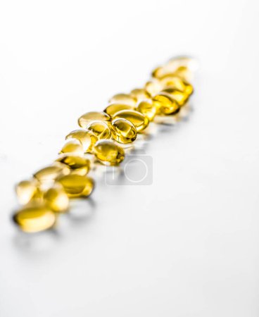 Foto de Vitamina D y oro píldoras Omega 3 para una dieta saludable nutrición, cápsulas de suplementos alimenticios de aceite de pescado, atención médica y medicina como fondo de farmacia - Imagen libre de derechos