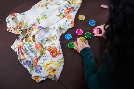 Téléchargez les photos : Couturière tailleur à l'aide de perles décoration robe en atelier - en image libre de droit