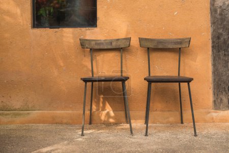 Téléchargez les photos : Chaises en bois près mur brun - en image libre de droit