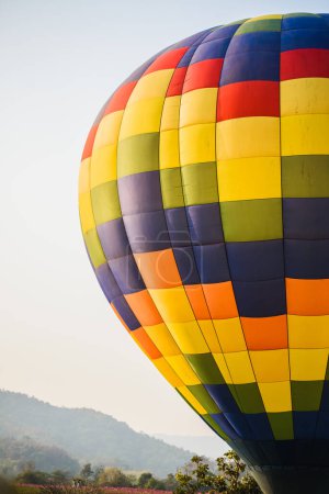 Téléchargez les photos : Le ballon coloré dans le ciel - en image libre de droit
