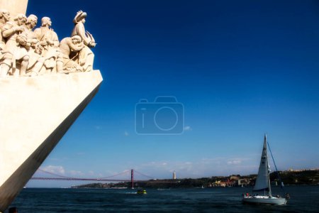 Foto de Río Tajo y el Monumento al Descubrimiento en Lisboa - Imagen libre de derechos
