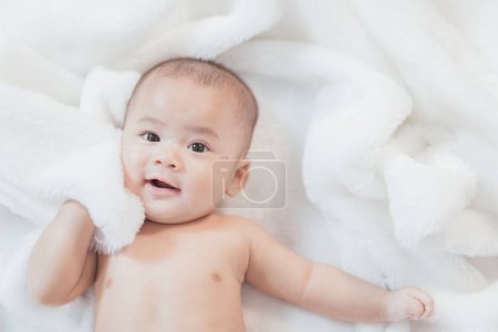 Téléchargez les photos : Image portrait de mignon adorable petit bébé - en image libre de droit