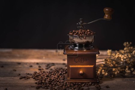 Foto de Molinillo de café y granos de café - Imagen libre de derechos