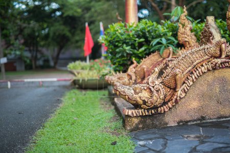 Téléchargez les photos : Statues dragons dans le parc - en image libre de droit