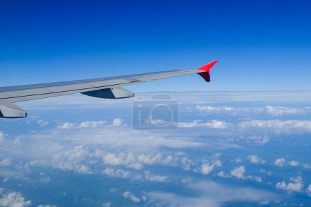 Téléchargez les photos : Nuages et ciel bleu vus de l'avion - en image libre de droit