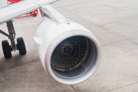Téléchargez les photos : Moteur d'avion de passagers en attente à l'aéroport - en image libre de droit