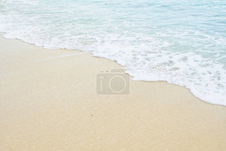 Téléchargez les photos : Vague douce de la mer sur la plage de sable fin - en image libre de droit