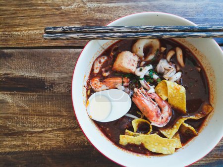 Téléchargez les photos : "soupe de nouilles épicées de fruits de mer de style thaï" - en image libre de droit
