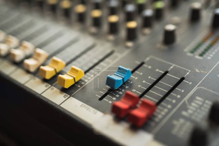 Téléchargez les photos : Équipement de boutons dans la console de mixage audio - en image libre de droit
